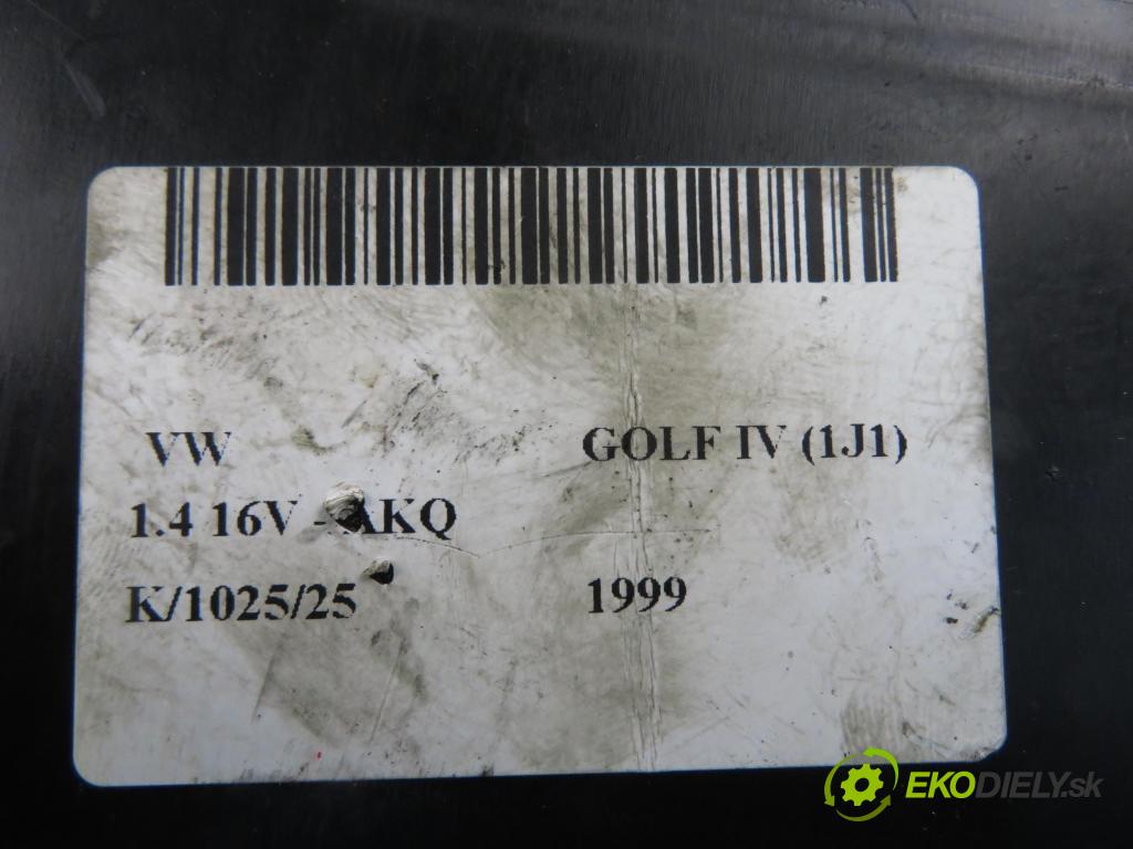 VW GOLF IV (1J1) HB 1999 55,00 1.4 16V 75 - AKQ 1390,00 držák na nápoje 1J0858601 (Držák nápojů)