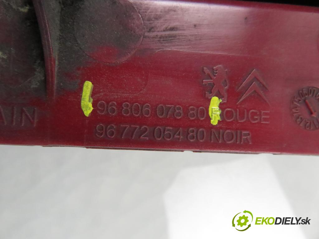 PEUGEOT PARTNER Skrzynia FURGON 2011 55,00 1.6 HDi - 9HT (DV6BTED4) 1560,00 světlo pravé zadní 9680607880