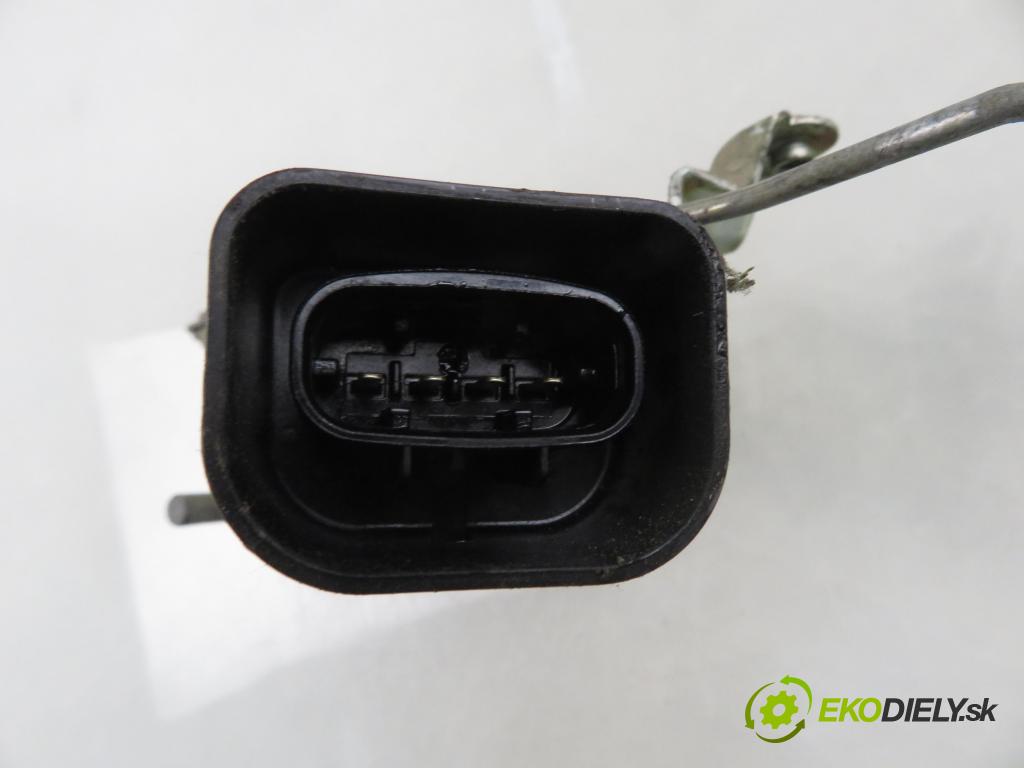 SUZUKI GRAND VITARA I (FT, HT) TERENOWY 2000 94,00 2.0 4x4 128 - J20A 1995,00 zámok dveří kufr EL.