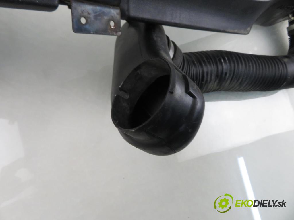 SUZUKI GRAND VITARA I (FT, HT) TERENOWY 2000 94,00 2.0 4x4 128 - J20A 1995,00 prívod vzduchu na kapota