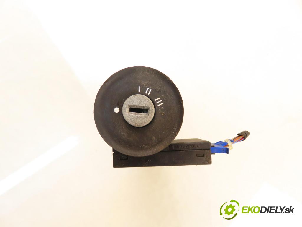 OPEL CORSA B (S93) HB 1999 44,00 1.4 i - X 14 SZ 1389,00 spinačka 26034041 ; 26034040 (Spínacia skrinka)