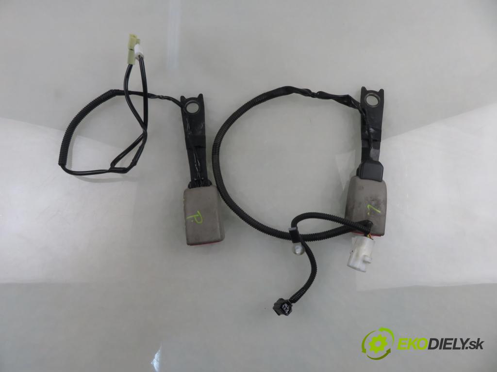 TOYOTA RAV 4 III (_A3_) SUV 2007 130,00 2.2 D 4WD 177 - 2AD-FHV 2231,00 zapínače pásov predný