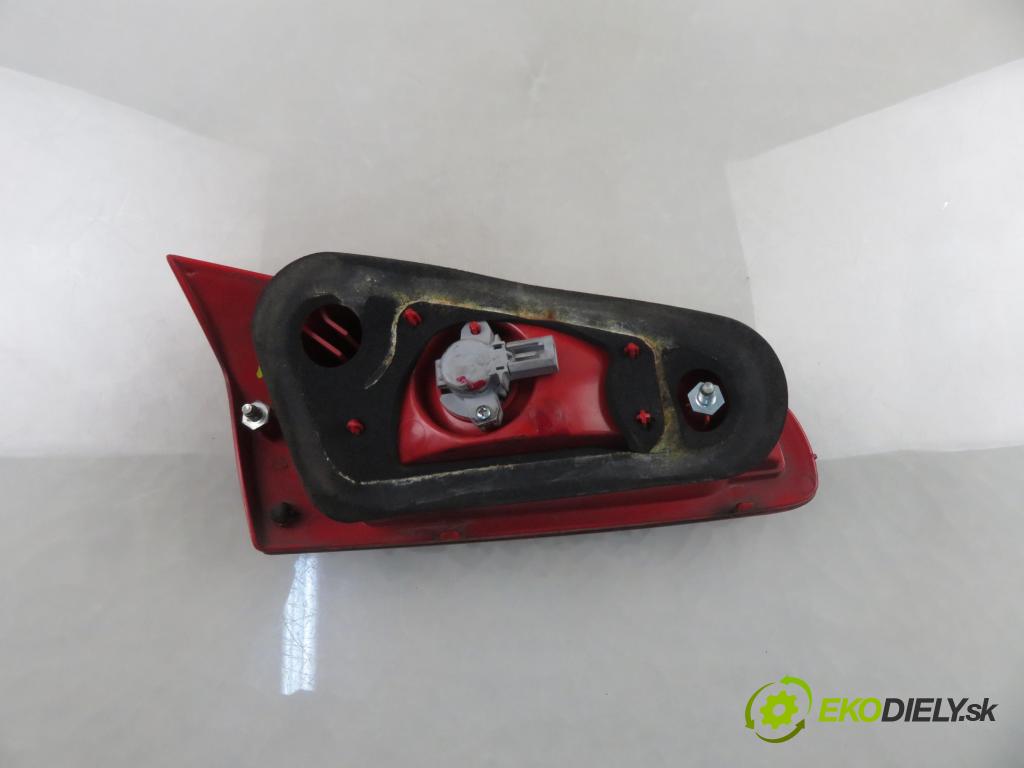ALFA ROMEO 147 (937_) HB 2006 88,00 1.9 JTDM 8V (937.AXD1A, 937.AXU1A, 937.BXU1A) - 93 1910,00 Svetlo pravé zadné kufor 60693791