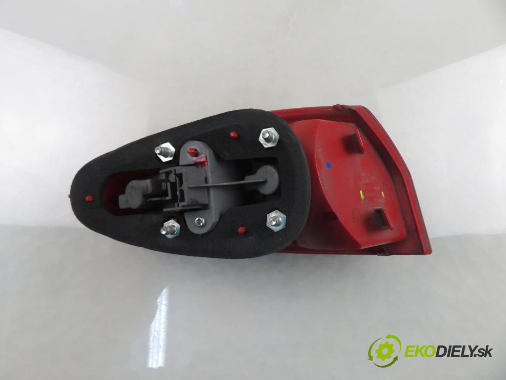 ALFA ROMEO 147 (937_) HB 2006 88,00 1.9 JTDM 8V (937.AXD1A, 937.AXU1A, 937.BXU1A) - 93 1910,00 Svetlo pravé zadné 46556347