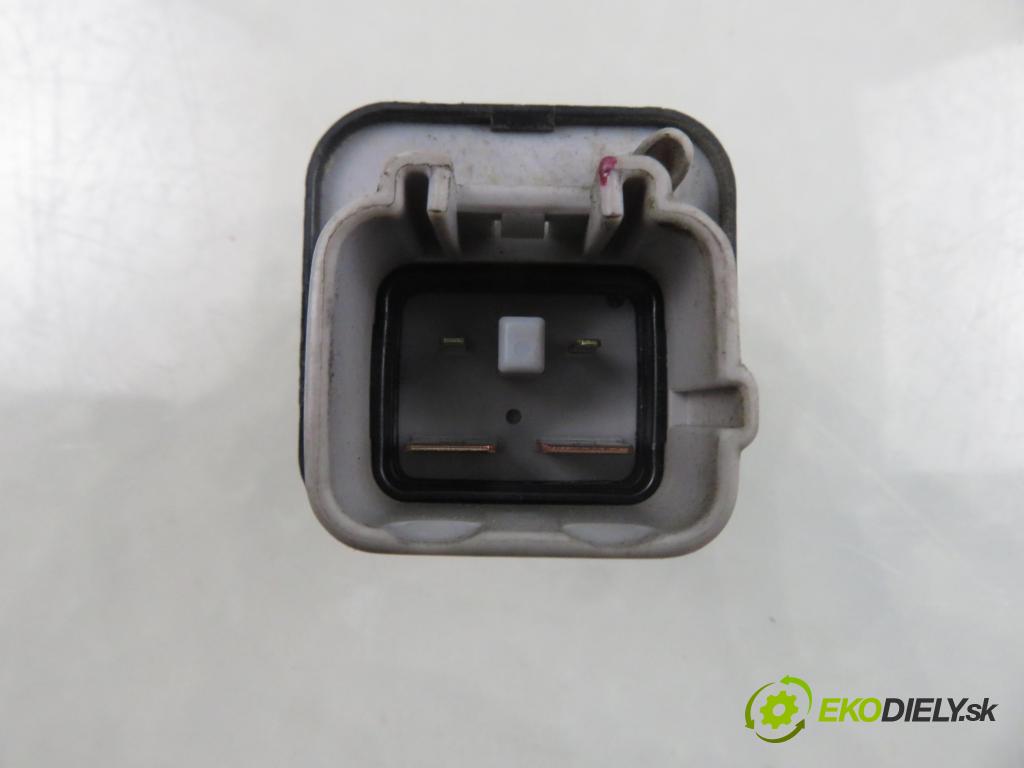 TOYOTA RAV 4 III (_A3_) SUV 2007 130,00 2.2 D 4WD 177 - 2AD-FHV 2231,00 RELÉ: JÚN: 2861067010 ; 1567000671