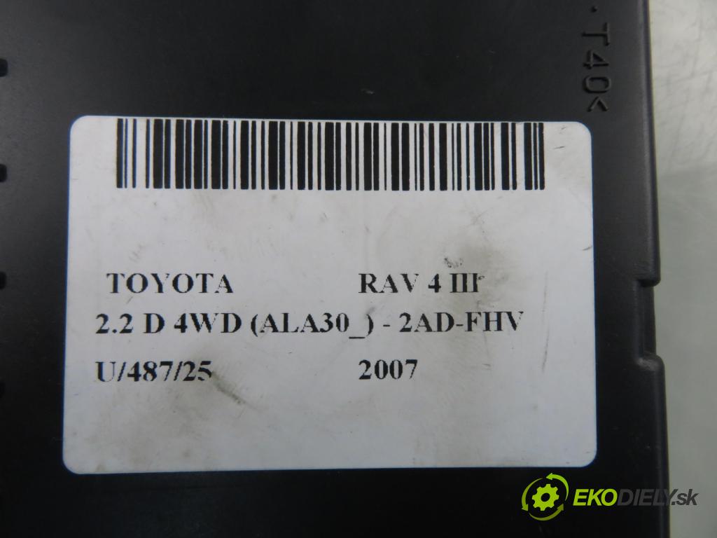 TOYOTA RAV 4 III (_A3_) SUV 2007 130,00 2.2 D 4WD 177 - 2AD-FHV 2231,00 řídící jednotka klimatizace 8865042240 ; 1776602683 (Klika dveří ostatní)