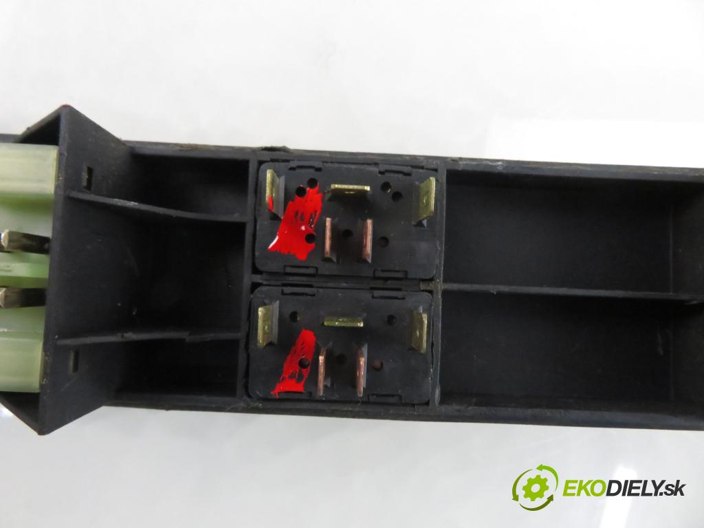 AUDI 80 (8C, B4) SEDAN 1993 66,00 1.9 TDI - 1Z 1896,00 Panel ovládania okien 893867171G