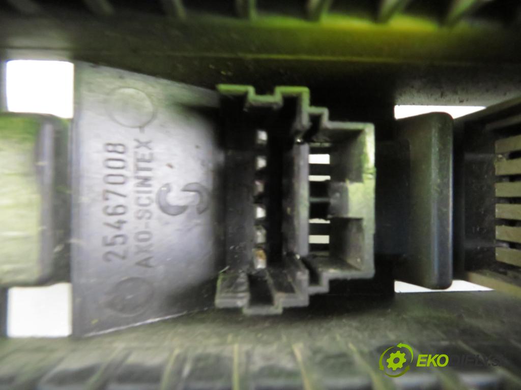 OPEL VIVARO A Skrzynia (X83) FURGON 2003 60,00 1.9 DI 80 - F9Q 762 1870,00 vložka svetla ľavy zadné
