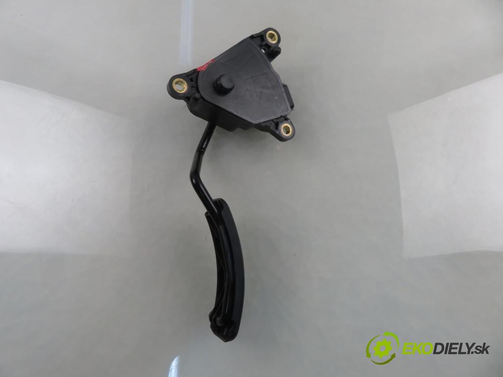 RENAULT SCENIC II (JM0/1_) MINIVAN 2004 99,00 2.0 135 - F4R 770 1998,00 Potenciometer plynu 8200159645 (Potenciometer plynového pedálu)