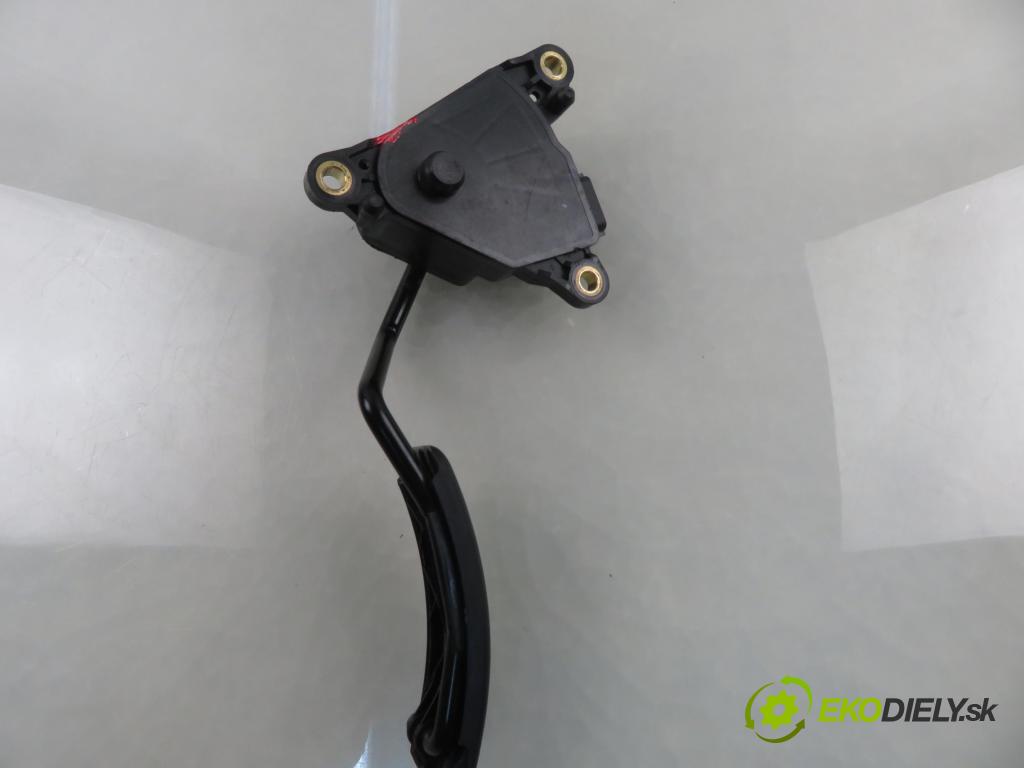 RENAULT SCENIC II (JM0/1_) MINIVAN 2004 99,00 2.0 135 - F4R 770 1998,00 Potenciometer plynu 8200159645 (Potenciometer plynového pedálu)