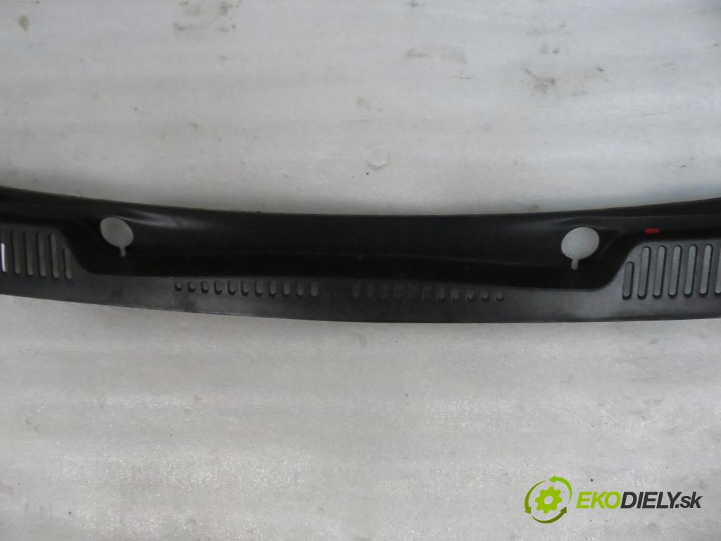 VW CADDY III Furgon (2KA, 2KH, 2CA, 2CH) FURGON 2007 77,00 1.9 TDI - BLS 1896,00 torpédo plast pod čelní okno 2K0819403 (Plast pod čelním sklem)