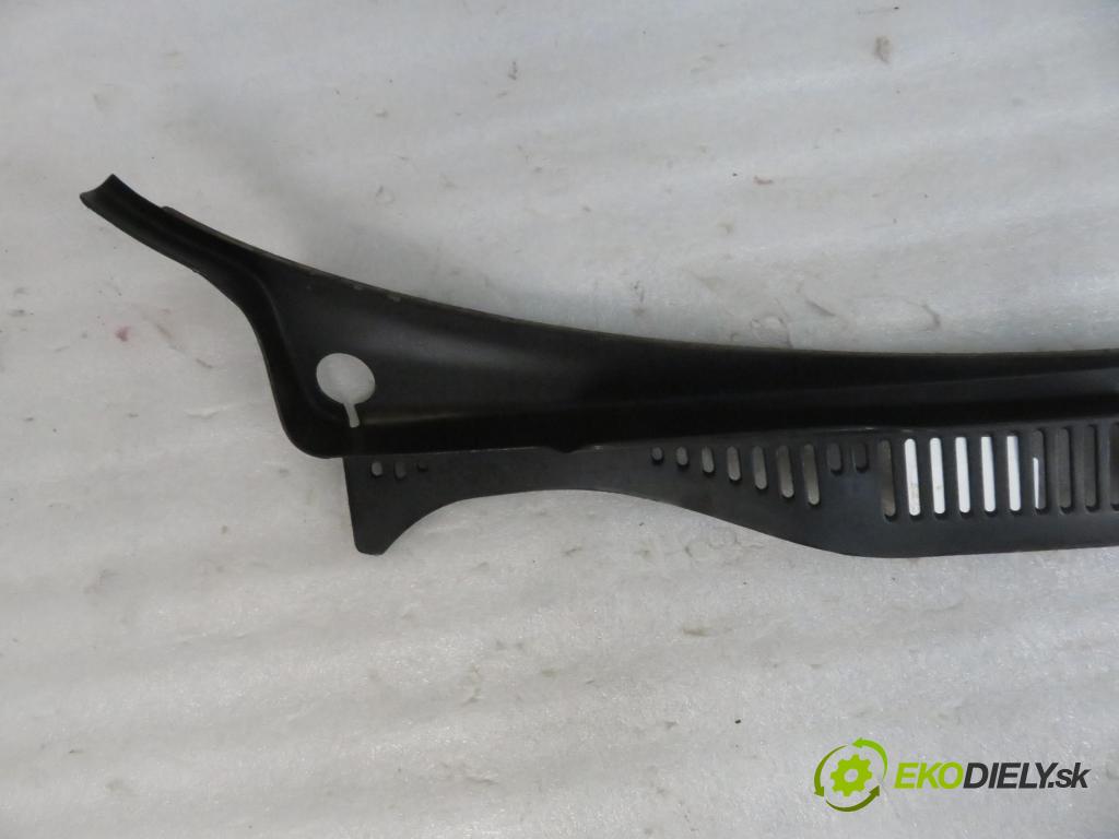 VW CADDY III Furgon (2KA, 2KH, 2CA, 2CH) FURGON 2007 77,00 1.9 TDI - BLS 1896,00 torpédo plast pod čelní okno 2K0819403 (Plast pod čelním sklem)