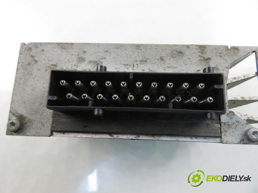 BMW 7 (E65, E66, E67) SEDAN 2003 190,00 740 d- M67 D39 (398D1) 3901,00 Zosilňovač 920461 (Zosilňovač)