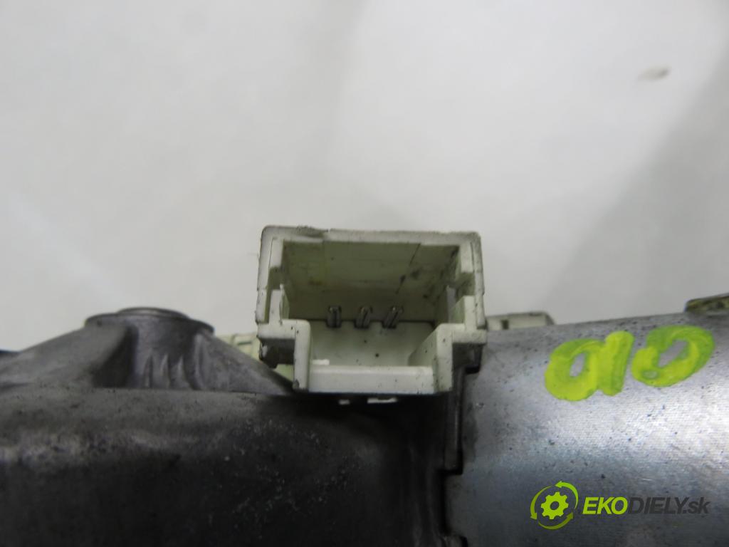 RENAULT TRAFIC II Autobus (JL) BUS 2005 74,00 1.9 dCI 100 (JL0C) - F9Q 760 1870,00 Motorček stierače zadné 7700311590 ; 91165699