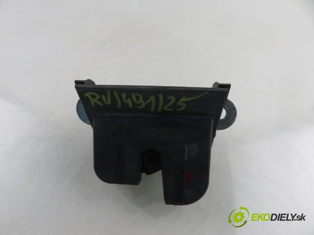 SEAT IBIZA IV (6J5, 6P1) HB 2010 66,00 1.6 TDI - CAYB 1598,00 zámok dveří kufr EL. 6J4827505