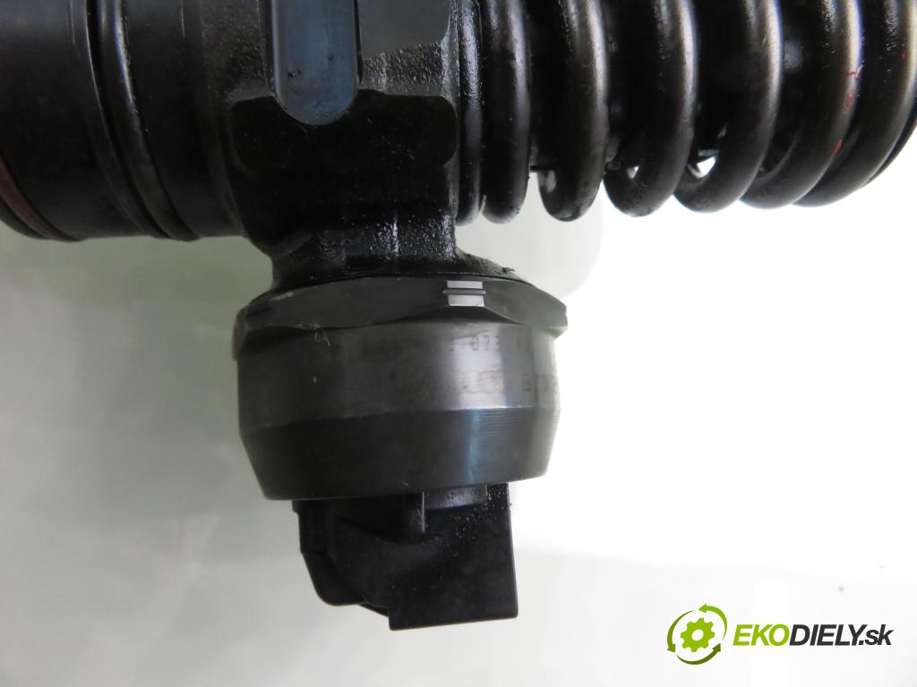 AUDI A4 (8E2, B6) SEDAN 2002 74,00 1.9 TDI PD 101 - AVB 1896,00 Vstrekovač 038130073AJ ; 0414720037 (Vstrekovač paliva)