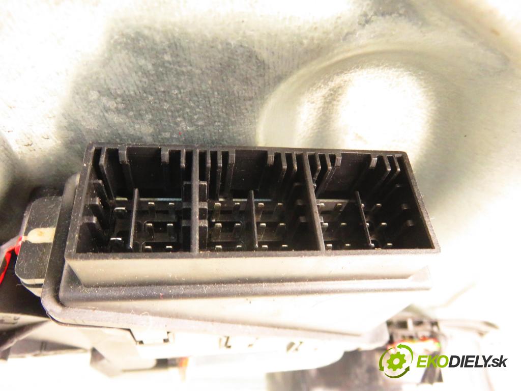 VW POLO (9N_) HB 2005 63,00 1.4 FSI - AXU 1390,00 Mechanizmus okien 6Q2959802A