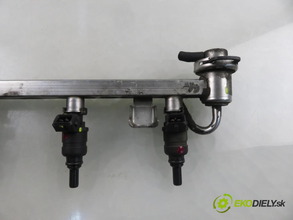 AUDI A3 (8L1) HB 2000 92,00 1.8 - AGN 1781,00 Lišta vstrekovacia 06A906031D ; 06A133317E (Vstrekovacia lišta)