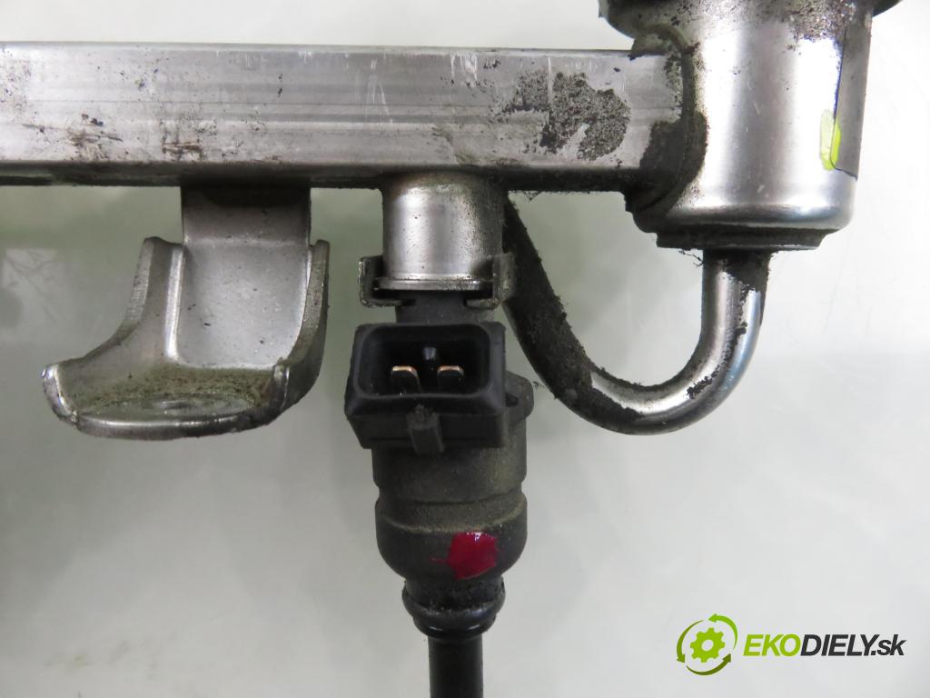 AUDI A3 (8L1) HB 2000 92,00 1.8 - AGN 1781,00 Lišta vstrekovacia 06A906031D ; 06A133317E (Vstrekovacia lišta)