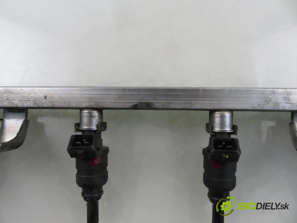 AUDI A3 (8L1) HB 2000 92,00 1.8 - AGN 1781,00 Lišta vstrekovacia 06A906031D ; 06A133317E (Vstrekovacia lišta)