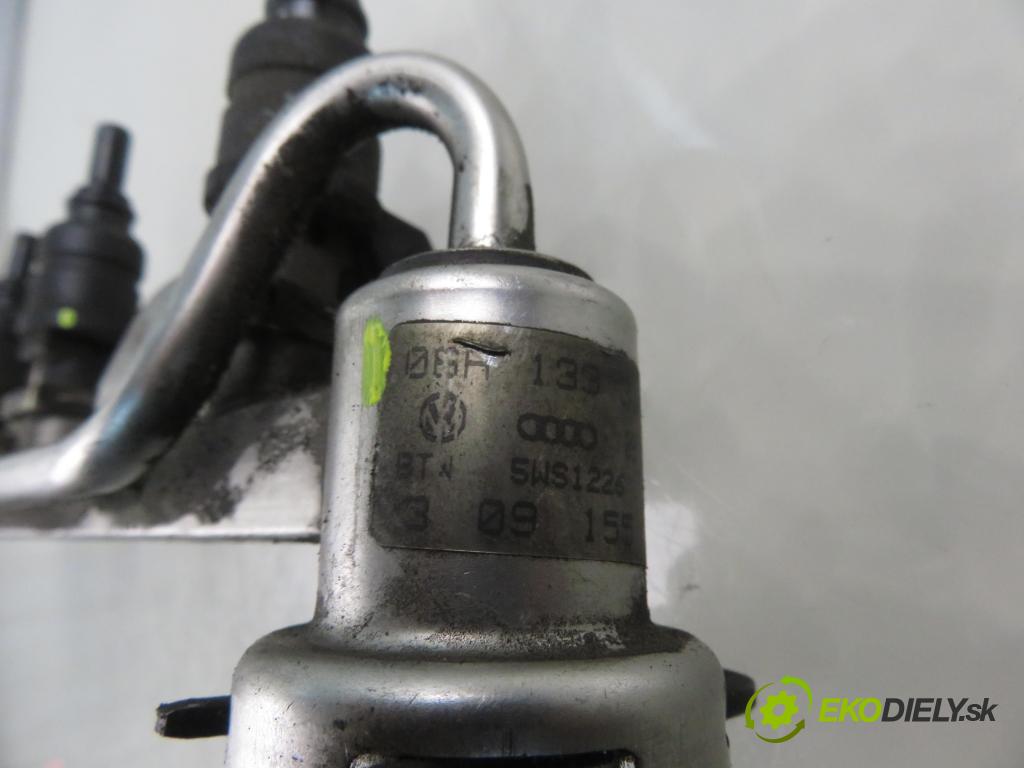 AUDI A3 (8L1) HB 2000 92,00 1.8 - AGN 1781,00 Lišta vstrekovacia 06A906031D ; 06A133317E (Vstrekovacia lišta)