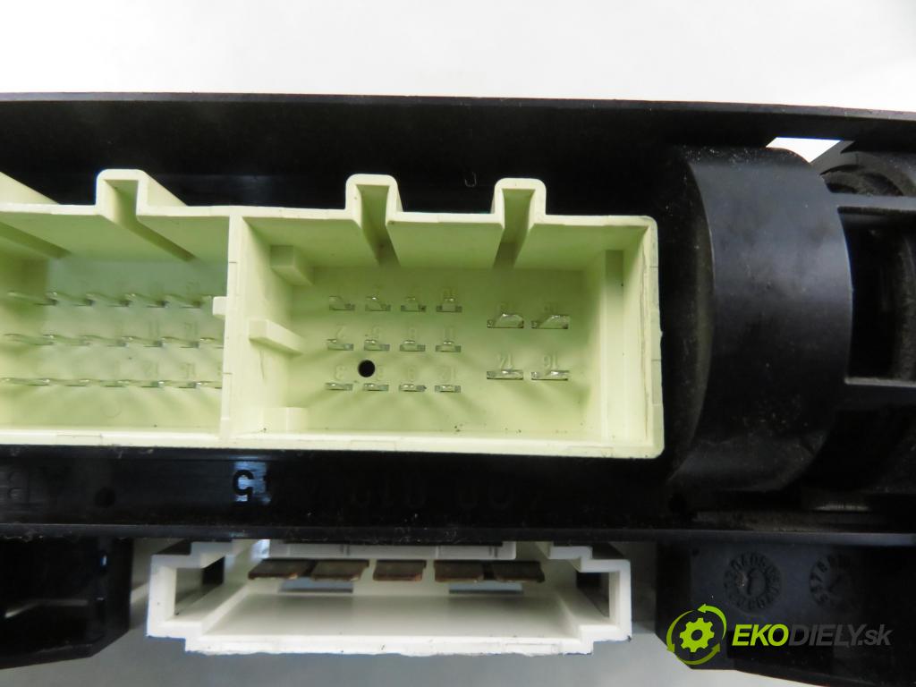 VW FOX (5Z1, 5Z3) HB 2006 55,00 1.4 - BKR 1390,00 Panel kúrenia KLIMATIZACE: 6Q0820045G