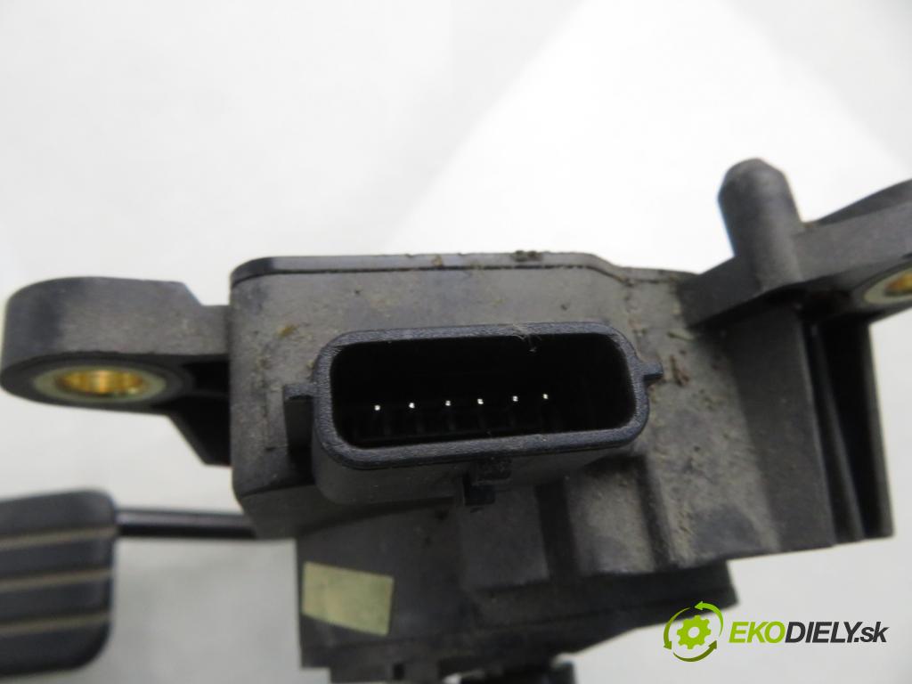 RENAULT CLIO III (BR0/1, CR0/1) HB 2006 63,00 1.5 dCi 86 - K9K 766 1461,00 Potenciometer plynu 8200297335 (Potenciometer plynového pedálu)