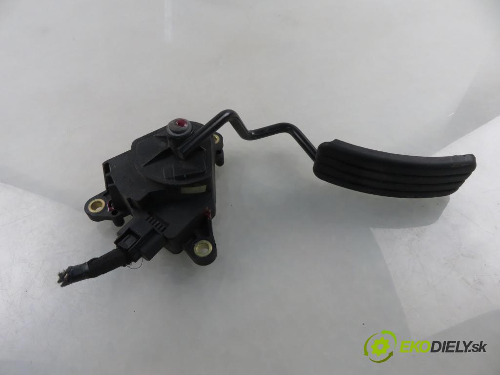 RENAULT CLIO III (BR0/1, CR0/1) HB 2006 63,00 1.5 dCi 86 - K9K 766 1461,00 Potenciometer plynu 8200297335 (Potenciometer plynového pedálu)