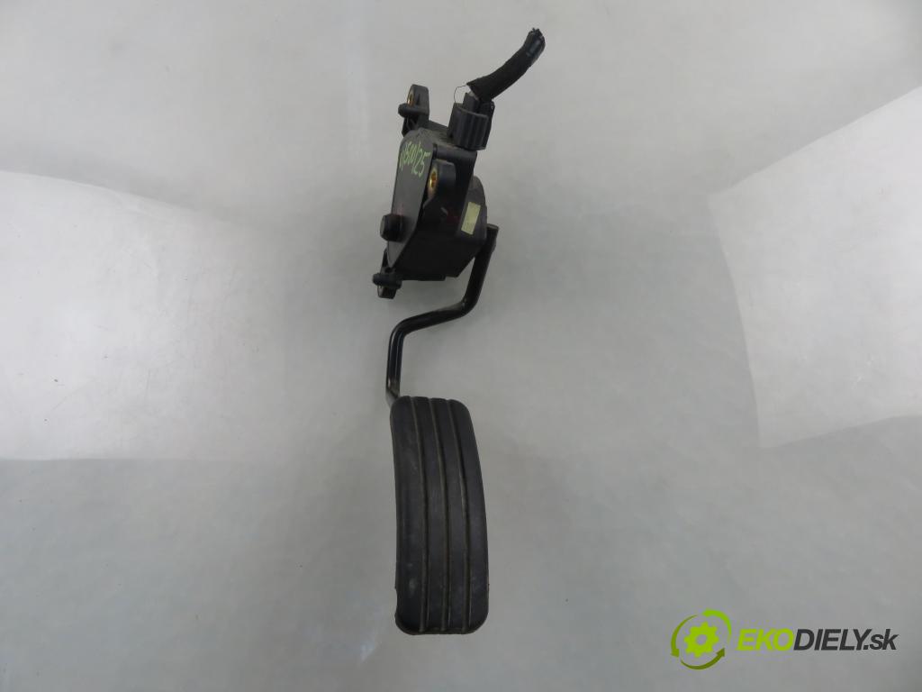 RENAULT CLIO III (BR0/1, CR0/1) HB 2006 63,00 1.5 dCi 86 - K9K 766 1461,00 Potenciometer plynu 8200297335 (Potenciometer plynového pedálu)