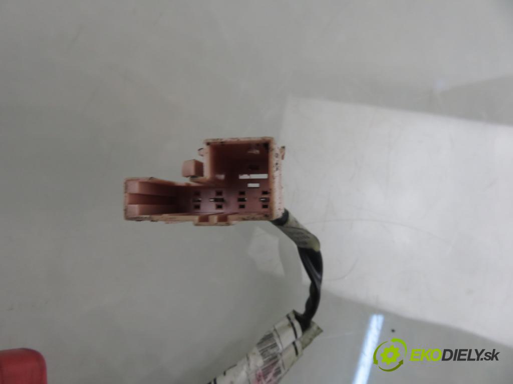 VW FOX (5Z1, 5Z3) HB 2006 55,00 1.4 - BKR 1390,00 zámok dverí kufor 5Z6827505L