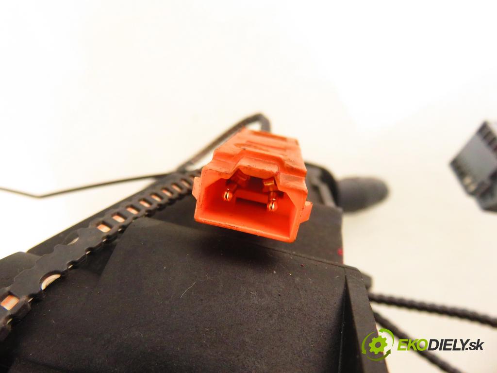 PEUGEOT 406 (8B) SEDAN 2001 66,00 2.0 HDI 90 - RHY (DW10TD) 1997,00 páčka/prepínač 96186612ZL ; 61557024