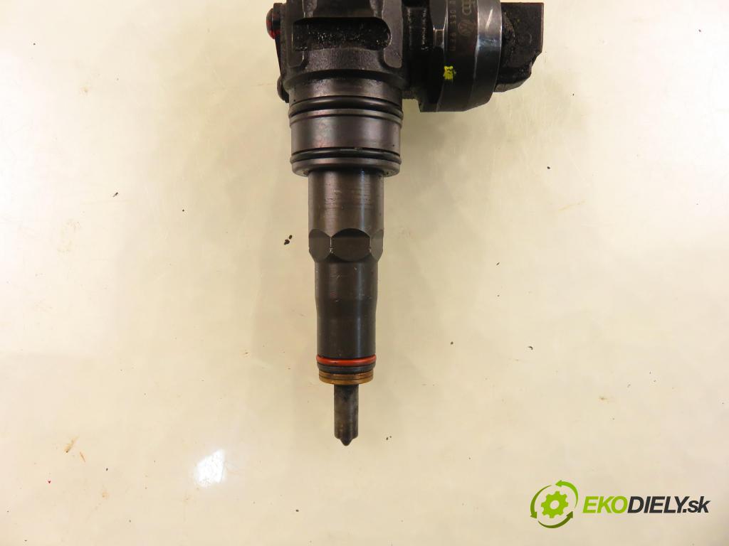 SEAT IBIZA III (6L1) HB 2006 74,00 1.9 TDI - AXR 1896,00 Vstrekovač 038130073AG (Vstrekovač paliva)