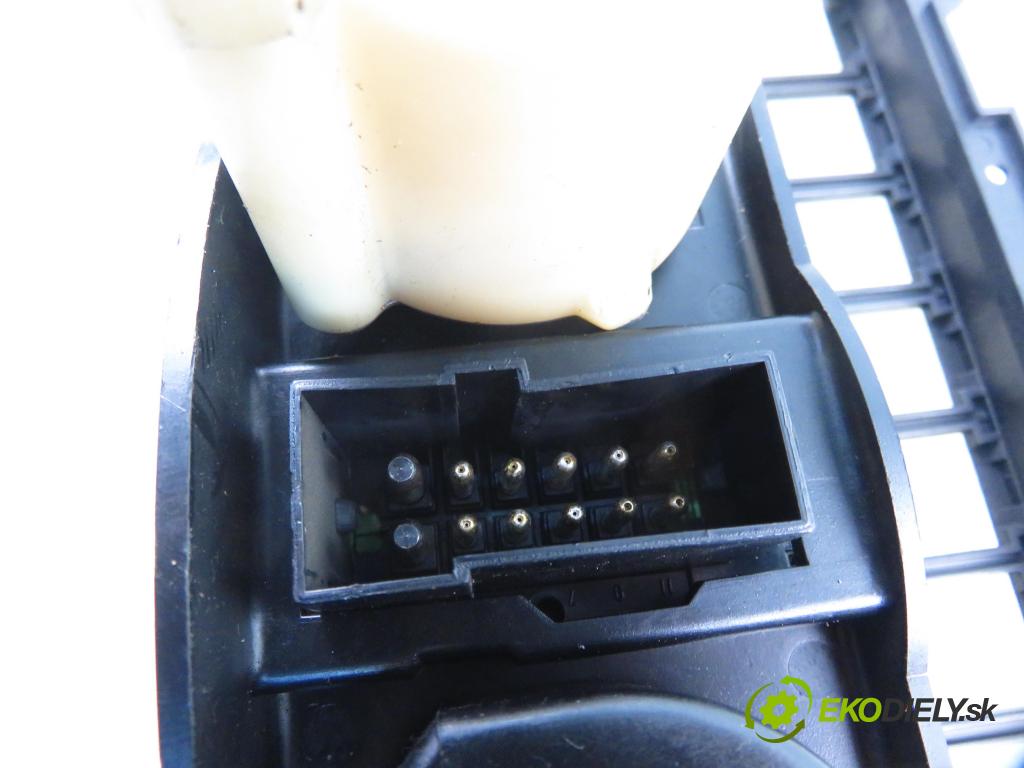 MERCEDES-BENZ Sedan (W124) SEDAN 1988 53,00 200 D (124.120) 72 - OM 601.912 1997,00 Panel kúrenia 1248330214