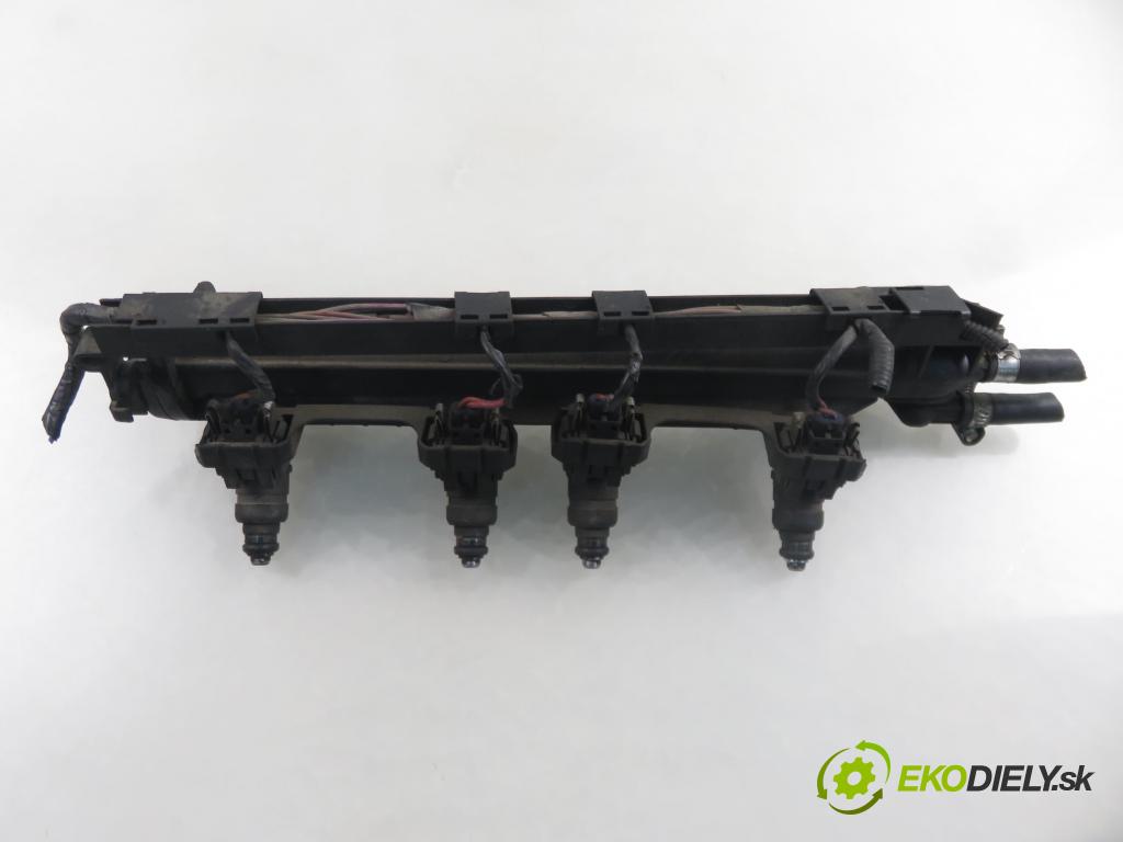 SEAT LEON (1M1) HB 2000 74,00 1.6 - AKL 1595,00 Lišta vstrekovacia 06A133317A ; 037906031AA (Vstrekovacia lišta)