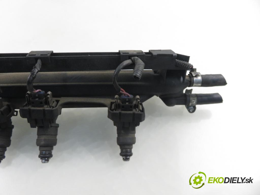 SEAT LEON (1M1) HB 2000 74,00 1.6 - AKL 1595,00 Lišta vstrekovacia 06A133317A ; 037906031AA (Vstrekovacia lišta)