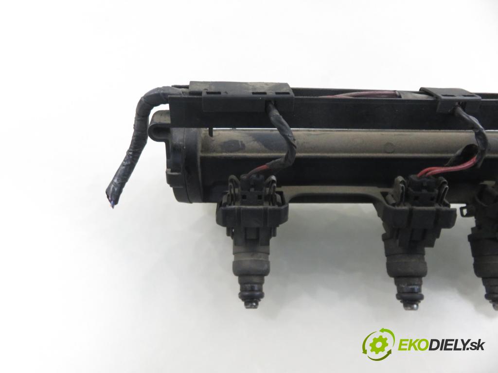 SEAT LEON (1M1) HB 2000 74,00 1.6 - AKL 1595,00 Lišta vstrekovacia 06A133317A ; 037906031AA (Vstrekovacia lišta)