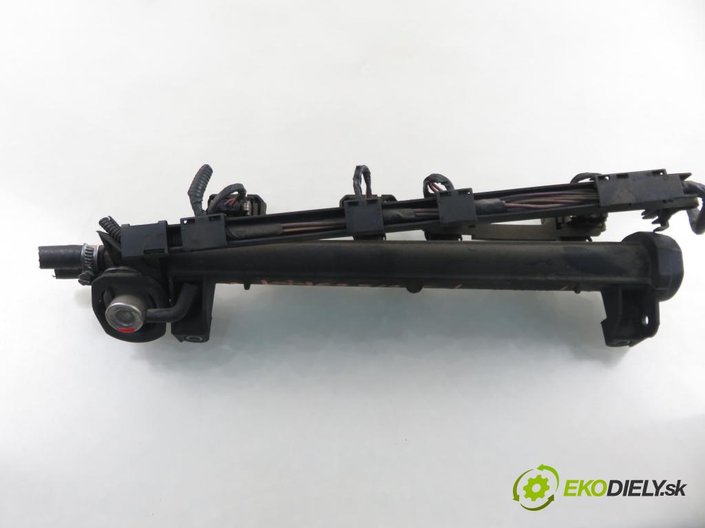 SEAT LEON (1M1) HB 2000 74,00 1.6 - AKL 1595,00 Lišta vstrekovacia 06A133317A ; 037906031AA (Vstrekovacia lišta)