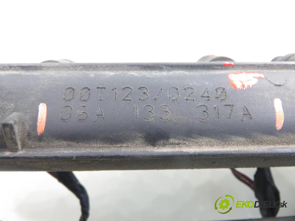 SEAT LEON (1M1) HB 2000 74,00 1.6 - AKL 1595,00 Lišta vstrekovacia 06A133317A ; 037906031AA (Vstrekovacia lišta)