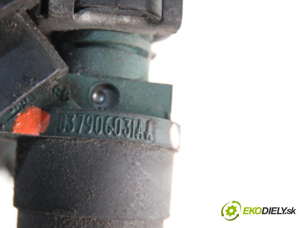 SEAT LEON (1M1) HB 2000 74,00 1.6 - AKL 1595,00 Lišta vstrekovacia 06A133317A ; 037906031AA (Vstrekovacia lišta)