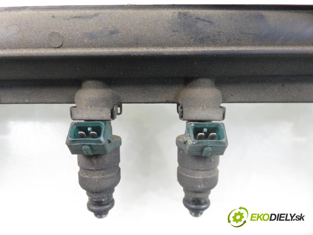 SEAT LEON (1M1) HB 2000 74,00 1.6 - AKL 1595,00 Lišta vstrekovacia 06A133317A ; 037906031AA (Vstrekovacia lišta)