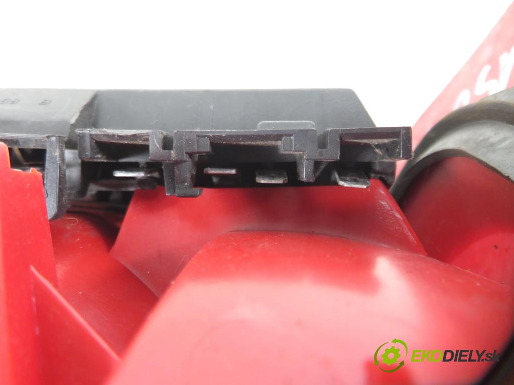 AUDI 80 (8C, B4) SEDAN 1992 66,00 1.9 TDI - 1Z 1896,00 světlo levé zadní