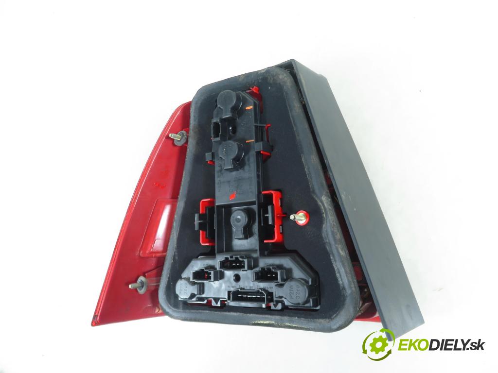 VW BORA (1J2) SEDAN 1999 85,00 2 - APK 1984,00 Svetlo pravé zadné 1J5945257