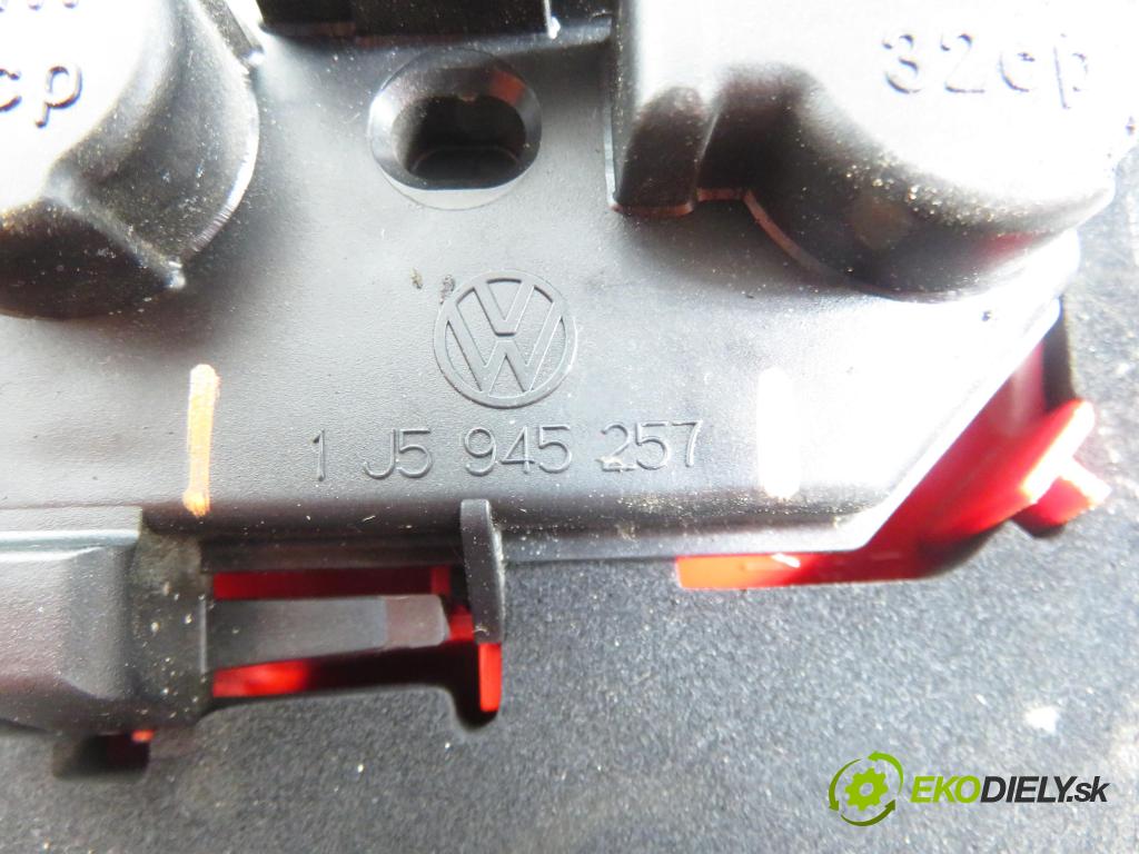 VW BORA (1J2) SEDAN 1999 85,00 2 - APK 1984,00 Svetlo pravé zadné 1J5945257