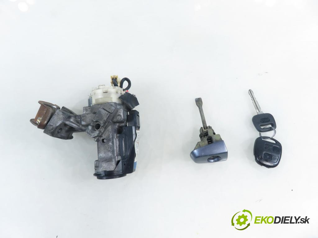 TOYOTA COROLLA Verso (_E12_) MINIVAN 2003 99,00 1.8 VVT-i 135 (ZZE122_) - 1ZZ-FE 1794,00 spinačka / zámky 8978313010