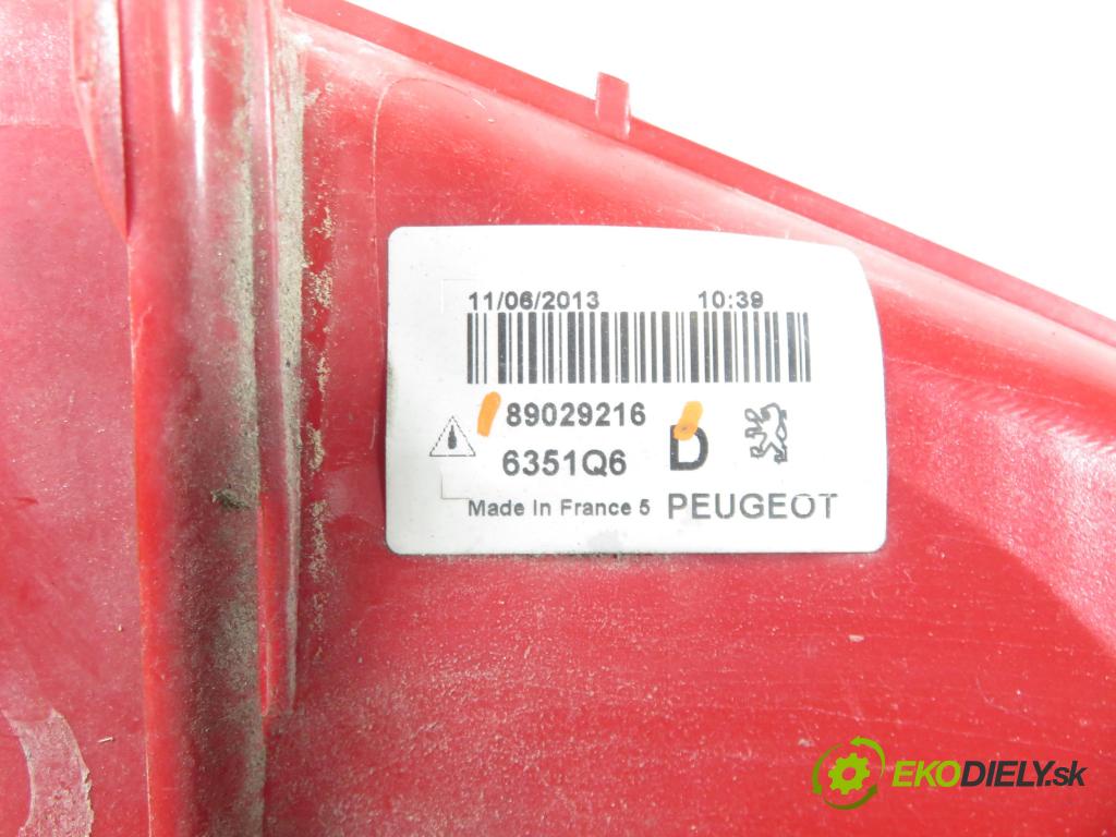 PEUGEOT 307 Break (3E) KOMBI 2004 0,00 2.0 HDi 135 - RHR (DW10BTED4) 1997,00 Svetlo pravé zadné 89029216
