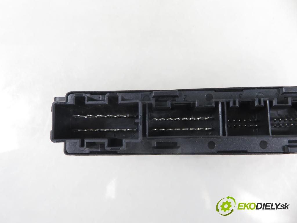 AUDI A4 Avant (8E5, B6) KOMBI 2003 120,00 2.5 V6 TDI 163 - BFC 2496,00 MODUL komfortu 8E0959433BD