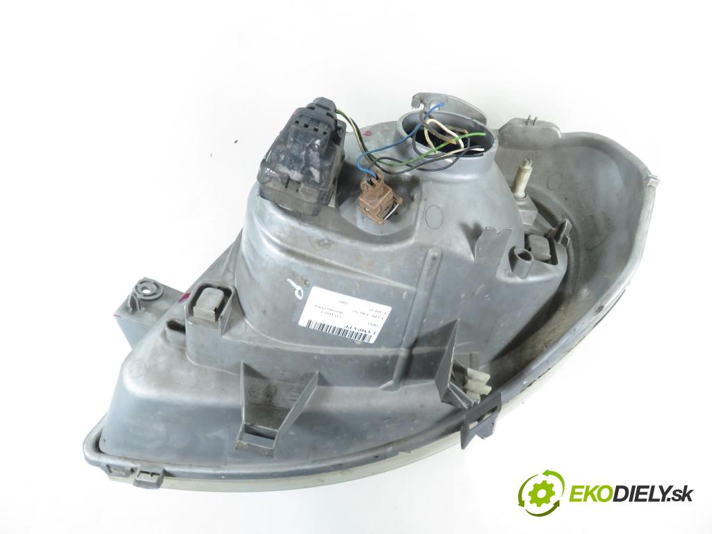 OPEL VIVARO A Skrzynia (X83) FURGON 2003 60,00 1.9 DI 80 - F9Q 762 1870,00 Svetlo PP 7700311372 ; 91165720