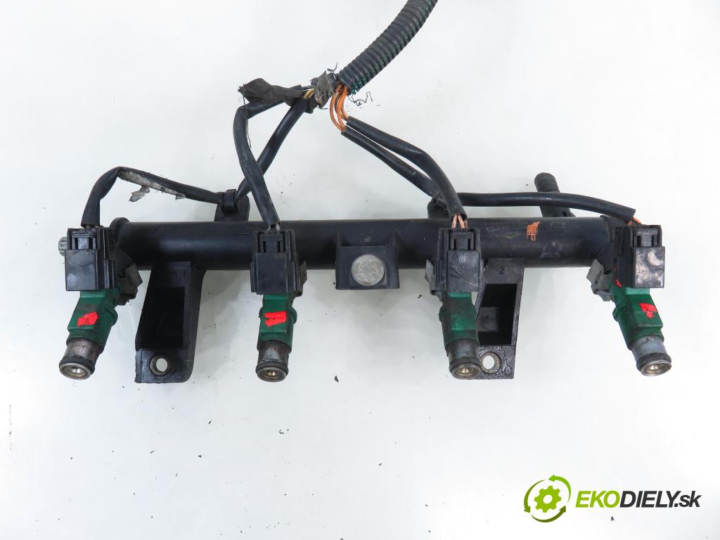 PEUGEOT 206 liftback (2A/C) HB 2003 55,00 1.4 75 - KFW 1360,00 Lišta vstrekovacia 9655833580 (Vstrekovacia lišta)