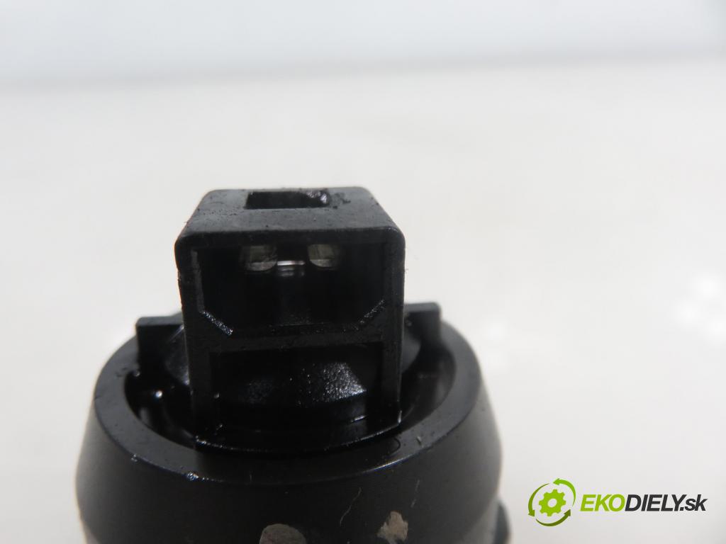 VW PASSAT B6 Variant (3C5) KOMBI 2006 77,00 1.9 TDI - BXE 1896,00 Vstrekovač 038130073AG ; 0414720215 (Vstrekovač paliva)