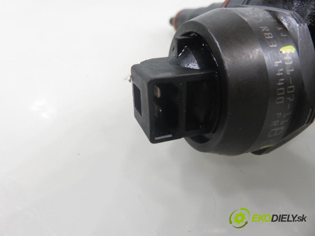 SKODA FABIA I Combi (6Y5) KOMBI 2002 74,00 1.9 TDI - ATD 1896,00 Vstrekovač 038130073AJ ; 0414720037 (Vstrekovač paliva)